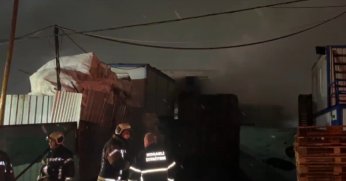 Çayırova'da palet deposunda gece yangını