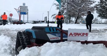 Kaldırımlar robotik araçlarla kardan temizleniyor