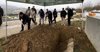 Kimsesi olmayan cenazeye öğrenciler omuz verdi 