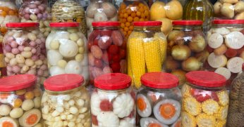 Bağışıklığını güçlendirmek isteyenler yılların turşucusuna akın ediyor