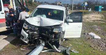 Kontrolden Çıkan Otomobil Direğe Çarptı, Sürücü Ağır Yaralı