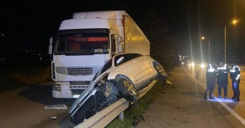 Kartepe’de otomobil bariyerlerde sürüklendi, tıra çarptı: 4 kişi yaralandı