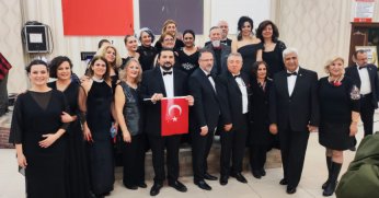  “İzmir Benim, Van Benim” Ayakta Alkışlandı