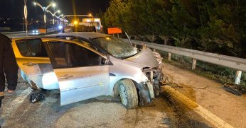 İzmit’te kontrolden çıkan otomobil direğe saplandı: 4 yaralı