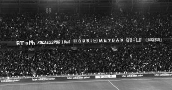 Taraftar tribünden düştü hayatını kaybetti