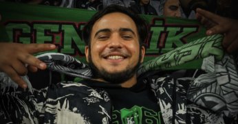 Tribünden Düşen Genç Taraftar Yaşamını Yitirdi