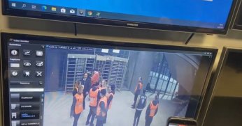 Genç taraftarın tribünden düşme anları kamerada