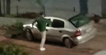 Araçlara çarpıp levyeyle zarar verdi, giderken çiçek bıraktı