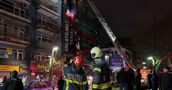 7 katlı binanın çatısında korkutan yangın