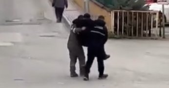 Rahatsızlanan yaşlı vatandaşı belediye işçileri kucaklarında taşıdı