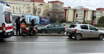 İzmit'te Yağışlı Havada Maddi Hasarlı Kaza