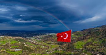Gökkuşağı ve Türk bayrağı aynı karede buluştu
