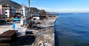 Ulaşlı sahil şeridi fırtınaya karşı yenileniyor