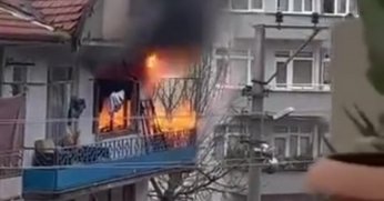 Evde çıkan yangında elektrik kabloları patladı