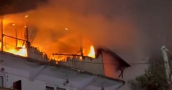 2 katlı evin çatısı alevlere teslim oldu