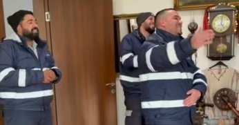 Temizlik Personelinden Ayhan Acar’a İlahi Sürpriz