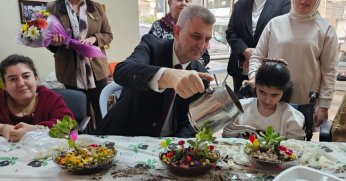 Gölcük’te Çiçekler Engelleri Aştı