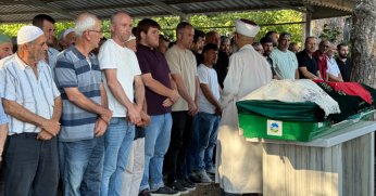 Öldürülen oğlunun doğum gününü mezarı başında kutladı