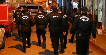 Dolandırıcılık suçundan aranan 2 kişi kumar oynarken yakalandı