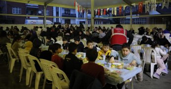 İftar sofrasında vatandaşlarla buluştu