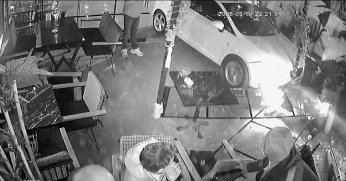 Otomobil kafeye daldı: 2 yaralı