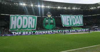 Futbolcu olamadılar ama tribünleri pankartlarıyla renklendiriyorlar