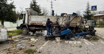  İzmit'te geri kayan kamyon takla attı, ortalık darmadağın oldu