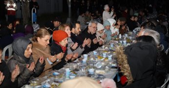 Fatma Başkan, Akarca’da yüzlerce vatandaşlarla aynı sofrada buluştu