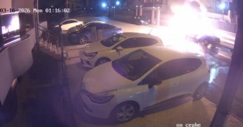 Alevlere teslim olan otomobil dakikalarca böyle yandı