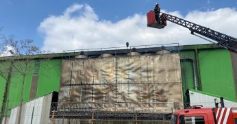  Dev fabrikadan yükselen dumanlar ilçenin birçok noktasından görüldü