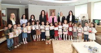 Miniklerden Fatma Başkan’a bayram sürprizi