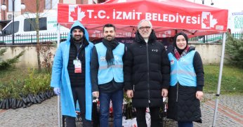 İzmit Belediyesi arife günü mezarlıklarda binlerce fide dağıttı