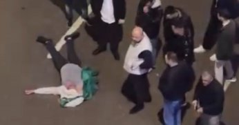 Cadde ortasında dehşet anları: Tekme ve yumruklarla feci şekilde darbedildi