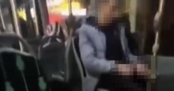 Halk otobüsündeki uygunsuz davranış kamerada