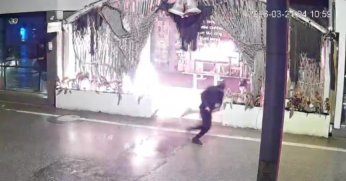 Kafeyi kundaklayıp kaçtı: O anlar kamerada