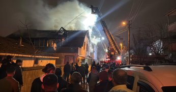 Elektrikli ısıtıcı evi alev alev yaktı: 3 kişi dumandan etkilendi