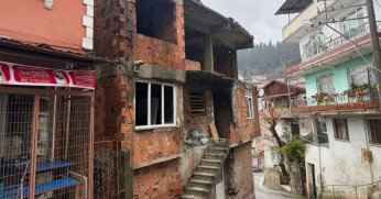 İzmit'te kullanılmayan iki katlı evin çatısı alev alev yandı