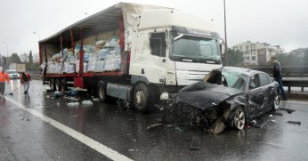 TEM'de 6 araç birbirine girdi: Tırda yüklü sular yola saçıldı