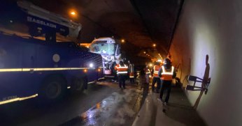  TEM'de tünel içinde 4 araç çarpıştı, sıkışan tır sürücüsü yaralandı