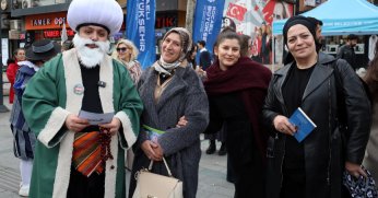  İzmit'te edebiyat kahramanları sokaklara indi