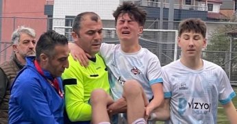 Sakatlanan futbolcuyu maçın hakemi kucağında taşıdı