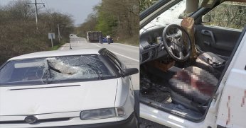 Kamyondan düşen tomruk seyir halindeki otomobile saplandı