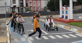 Darıca'da öğrenciler trafik kurallarını uygulamalı öğreniyor