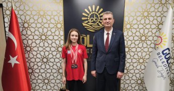 Başkan Sezer Şampiyon Milli yüzücü Gökalp’i Tebrik Etti