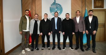 Kerem Aktürkoğlu’ndan Başkan Özlü’ye Ay-Yıldızlı Hediye