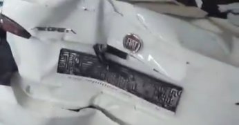 4 araca çarptı, hızını alamayıp markete daldı