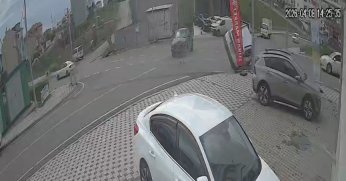 Çarpışan araçlardan biri takla attı, 7 kişi yaralandı: Kaza anı kamerada