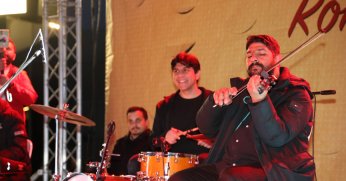 “İlle de Roman olsun” Kent Meydanı’nı salladı