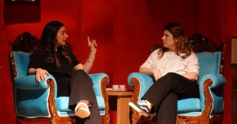 Kanseri yendi, kendi hayatını yazıp oynadı