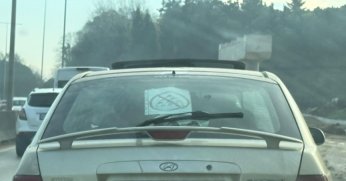 Elektrik şirketi bıktırınca tepkisini otomobilinin camına astığı özel tasarımlı afişle gösterdi